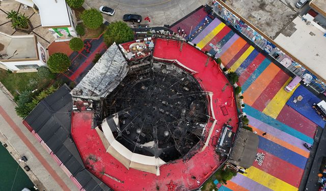 Alanya'da alev alev yanan eğlence mekanı küle döndü