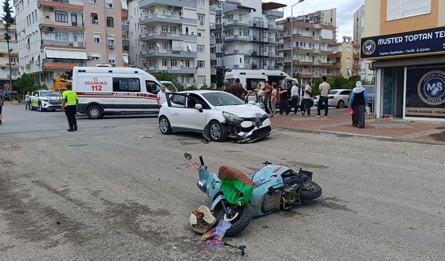 Motosikletle çarpışan otomobilin sürücüsü şoka girdi, gözyaşlarına boğuldu