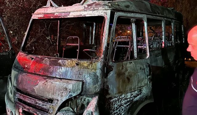 Antalya'da park halindeki minibüs yandı
