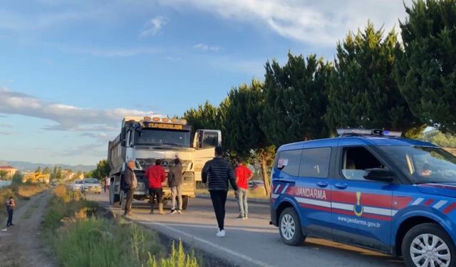 Antalya'da seyir halindeki kamyon kurşunlandı