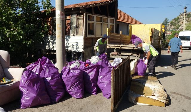 Kepez'de çöp ev operasyonu, ekipler 6 kamyon atık çıkardı