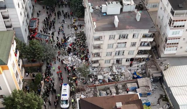Maltepe'de çöken binada 8 kişi çıkarıldı: 6 kişiyi arama kurtarma çalışmaları devam ediyor