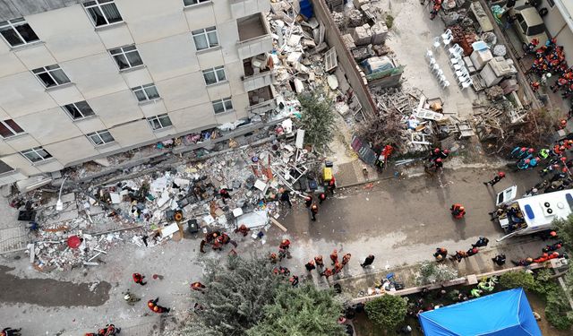 İstanbul Valiliği: "Maltepe'de 2 kişi hayatını kaybetti, 2 kişiyi arama kurtarma çalışmaları sürüyor"