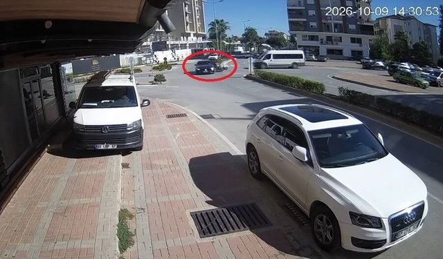 Antalya'da otomobil ile motosikletin çarpışma anı kamerada