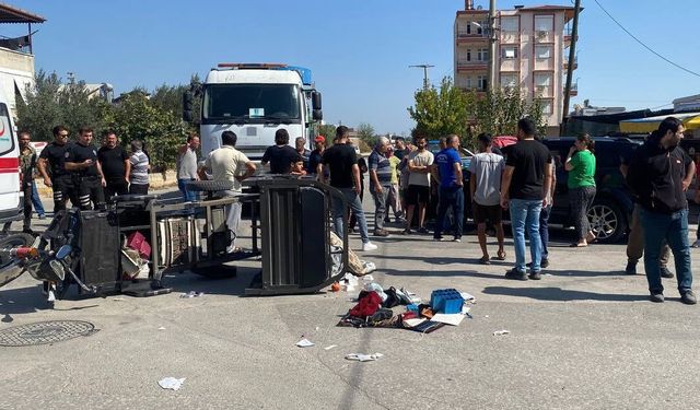 Antalya'da otomobil ile üç tekerlekli bisiklet çarpıştı