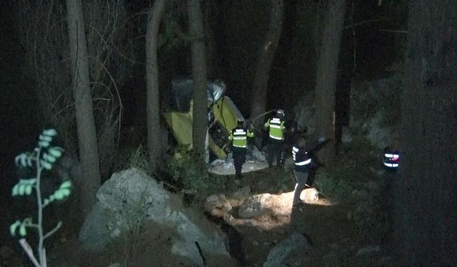 Antalya'da araç 50 metrelik uçuruma yuvarlandı: 2 ölü, 4 yaralı