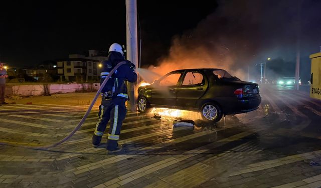 İki otomobil çarpıştı: Direğe çarpan araç alev aldı
