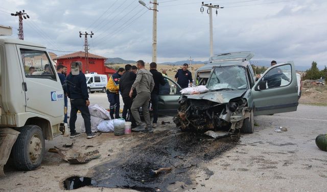 Antalya'da iki kamyonet çarpıştı: 1 ölü, 2 yaralı