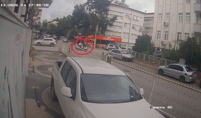 Kazadan saniyeler önce bebek arabasıyla geçti, kıl payı kurtuldu