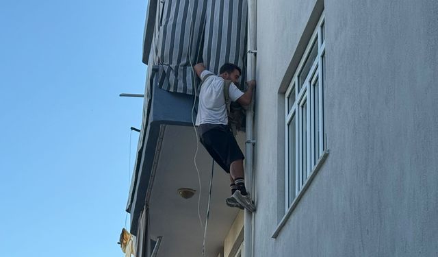 Evini ateşe verdi, kiracısı canını hiçe sayıp kediyi kurtardı