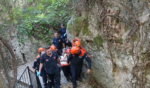 Şelaleyi gezerken düştü, mahsur kaldığı yerden kurtarıldı