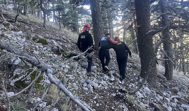1.835 rakımlı zirvede mahsur kaldılar: 14 saatte kurtarıldılar