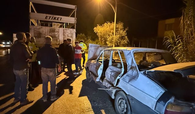 Serik'te otomobil ile kamyon çarpıştı