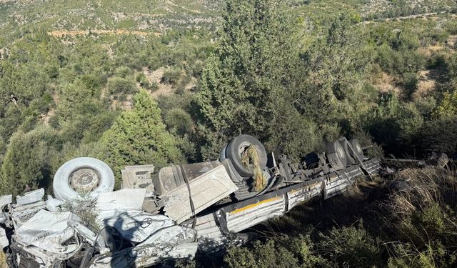 Antalya'da kömür yüklü tır şarampole devrildi