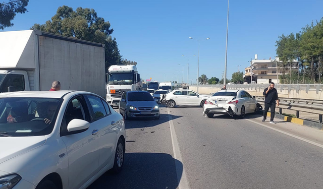 Serik'te 3 araçlı zincirleme kaza