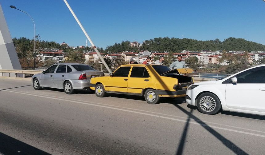 Manavgat'ta zincirleme kaza:1 yaralı