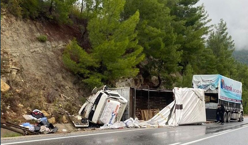 Akseki-Manavgat yolunda kamyon devrildi