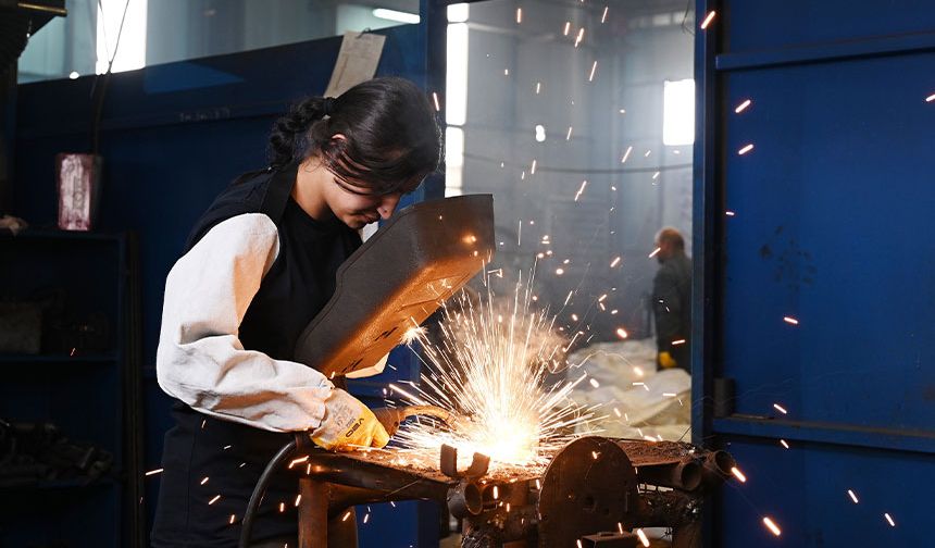 Antalya OSB’den kadınlara özel çelik kaynakçılığı kursu