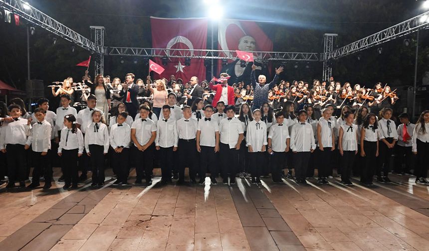 Kemer’den Cumhuriyet ve Atatürk’e vefa konseri