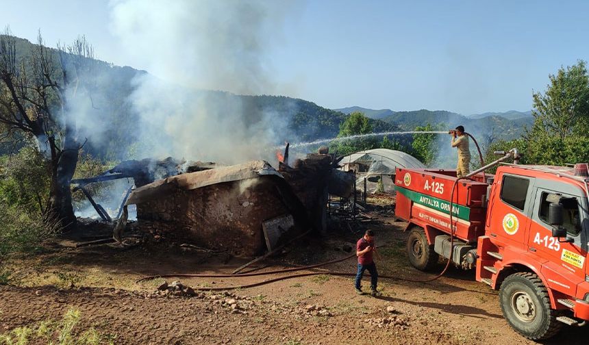 Kumluca'da ev yangını