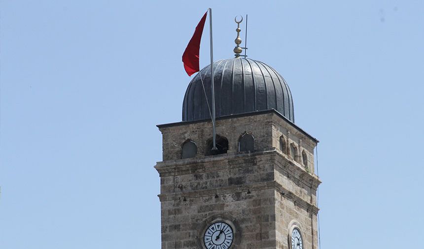 Saat Kulesi’ndeki bayrak itirazına Vali Şahin son noktayı koydu