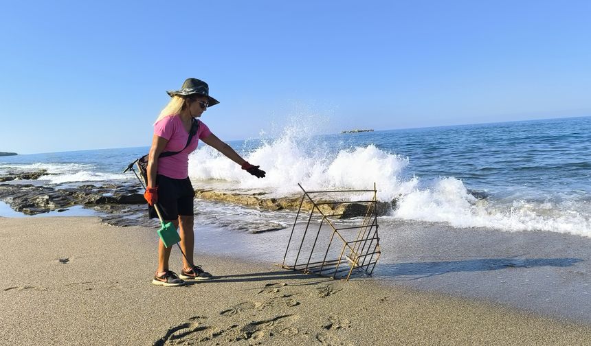 Caretta yavruları denize ulaşmaya çalışırken plastik bardakların içinde telef oluyor