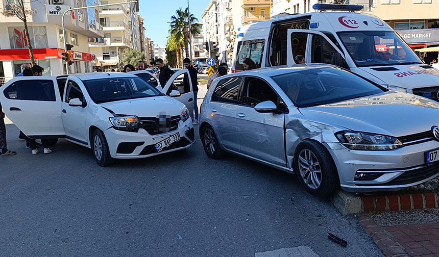 Bayılan karısını hastaneye götürürken kaza yaptı