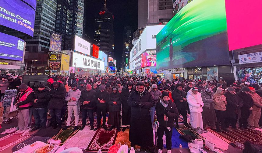 New York Times Meydanı’nda teravih namazı