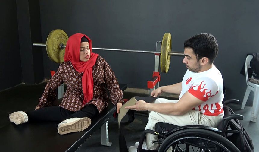 Halterle engelleri aştılar
