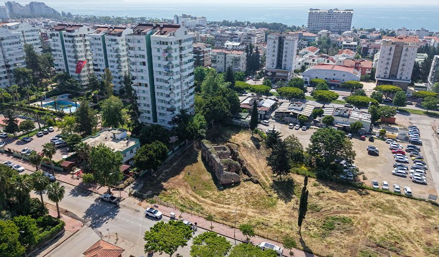 Binaların arasında kalan tarihi hamam zamana direniyor