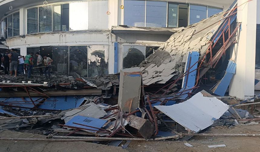 Otel inşaatının balkonu göçtü; işçiler canını zor kurtardı