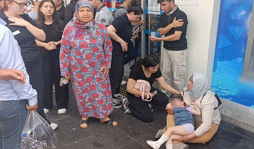 Kurye, yaya geçidinde anne ve kızına çarptı