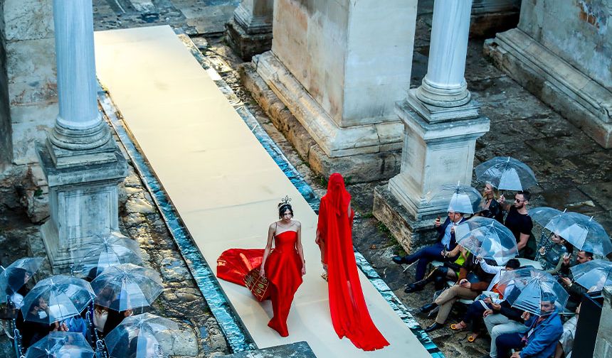 Hadrian Kapısı’nda defile