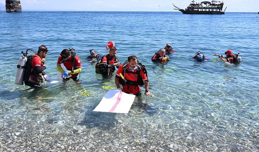 Kemer'de deniz dibi temizliği