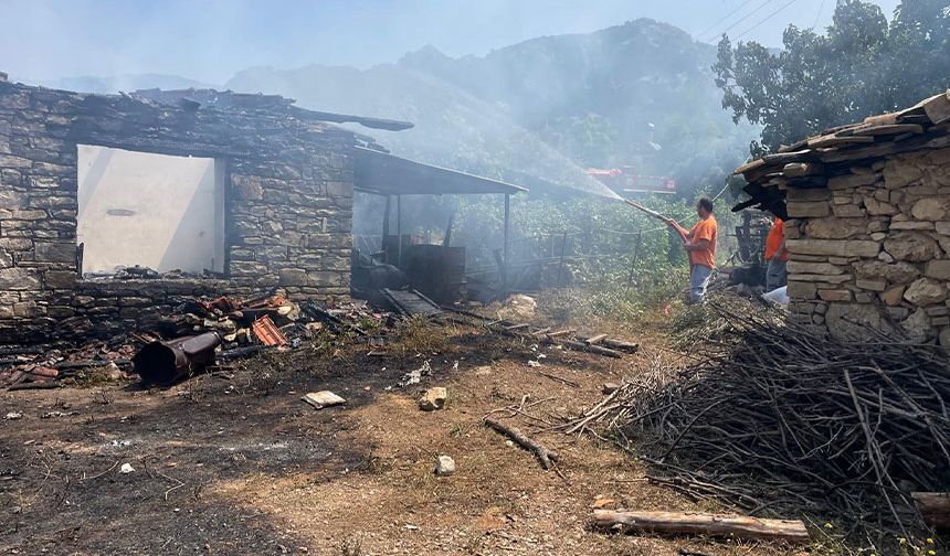 Yangında hem evi hem de parası küle döndü