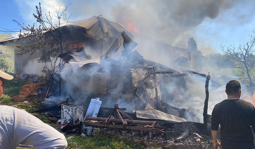 Korkuteli'nde yaşlı çiftin evi yandı