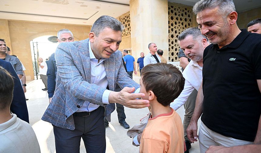 Vali Şahin, kamu görevlileri ve vatandaşlarla bayramlaştı