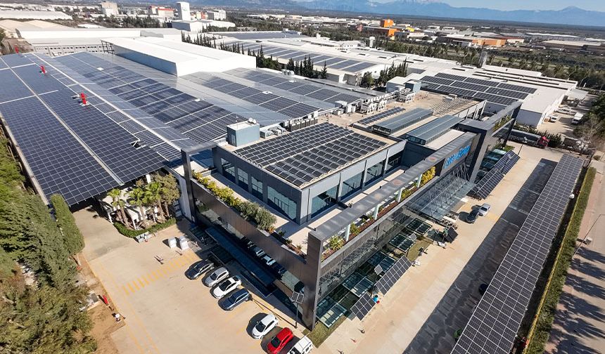 Bu fabrikaların çatıları elektrik üretiyor