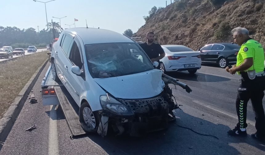 Karşı şeride geçip tur aracına çarptı