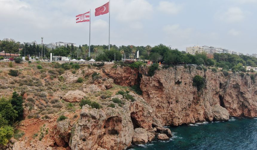 Gençler ölüm atlayışları yapıyor