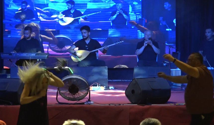Antalya’da Festivalde İlginç An: Dron Sanatçının Kafasına Çarptı