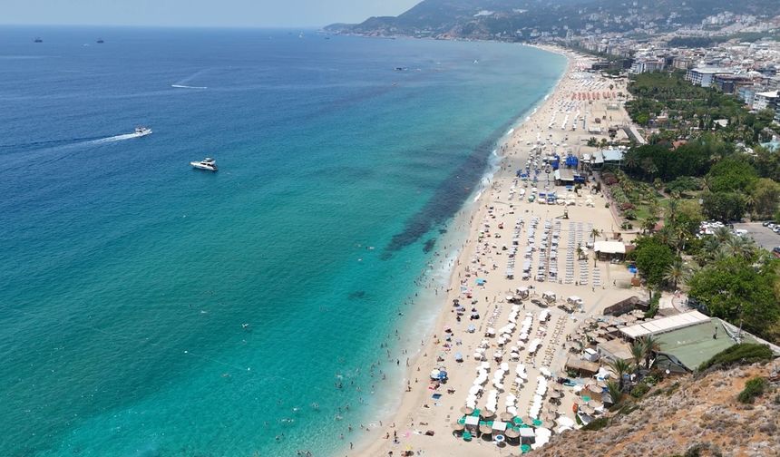 Alanya’da Sıcaktan Bunalan Turistler Kleopatra Plajı’na Akın Etti