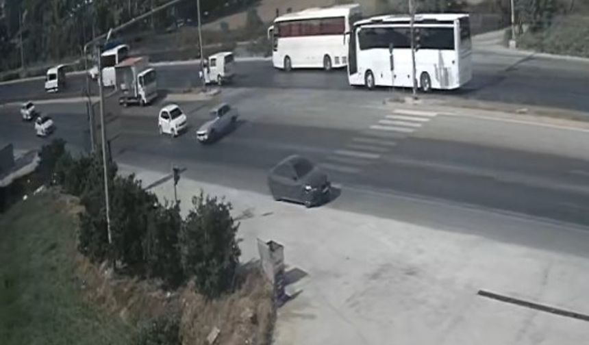 Manavgat’ta Otomobilin U Dönüşü Sonrası Kaza Anı Kamerada