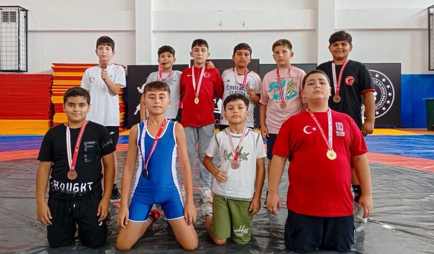 Manavgat Belediyesi Güreş Kulübü'nde Minik Sporculardan Madalya Yağmuru