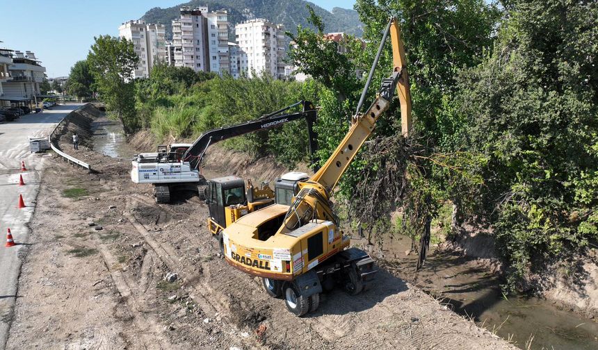 Sarısu'da Yağmur Kanalı Temizliği Yapıldı