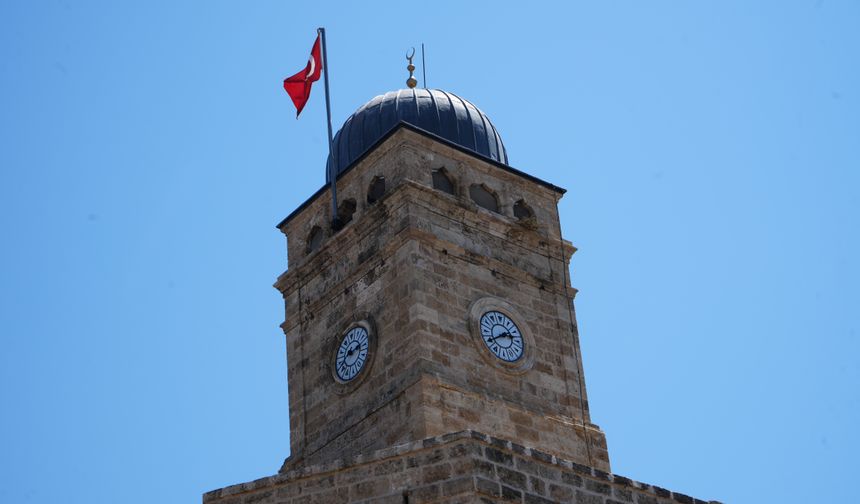 Antalya'nın Sembolü Saat Kulesi'nin Saati Yine Durdu