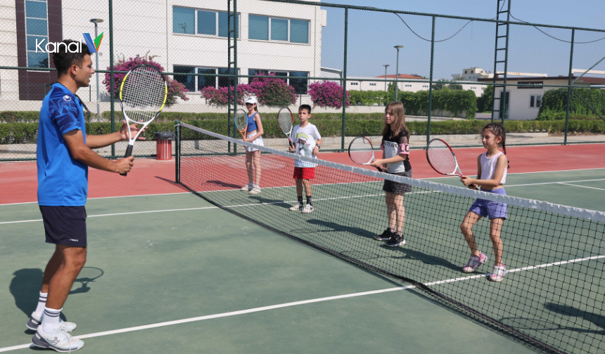 Antalya'da Ücretsiz Tenis Kurslarına Bir Yenisi Eklendi