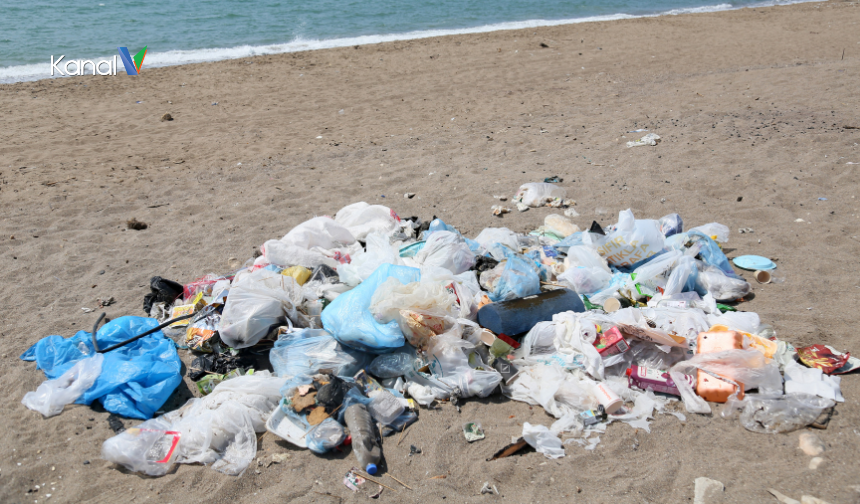 Çöplerle Kaplı Caretta Caretta Sahili