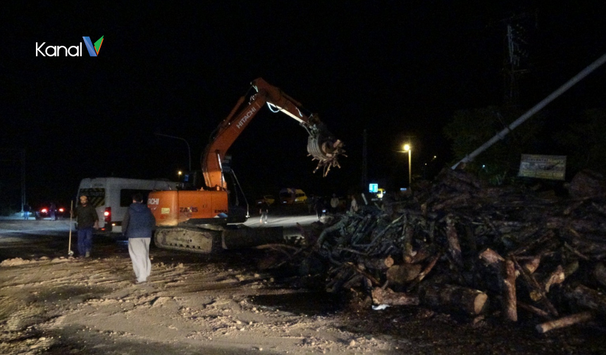 Manavgat’ta Odun Yüklü Kamyon Devrildi: Yol 3 Saat Kapandı