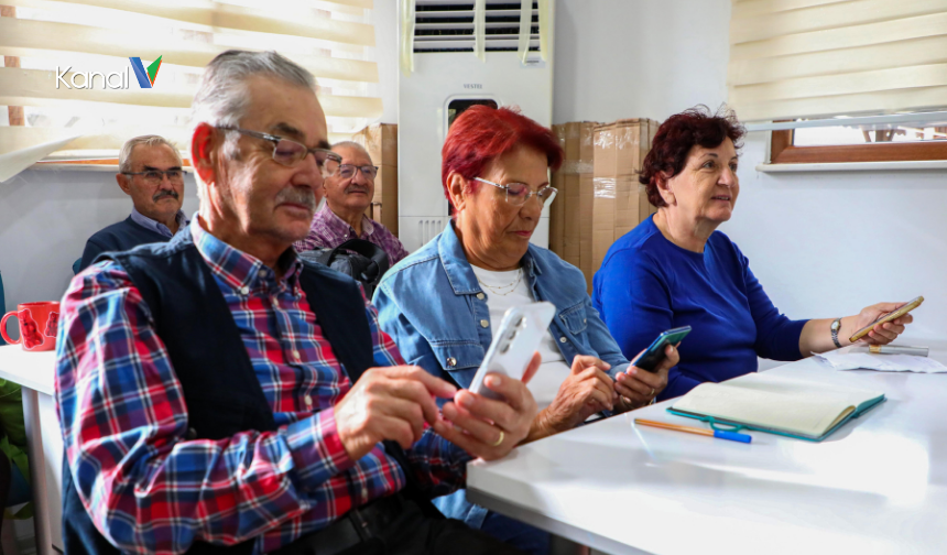 Antalya’da 60 Yaş Üstüne Akıllı Telefon Eğitimi